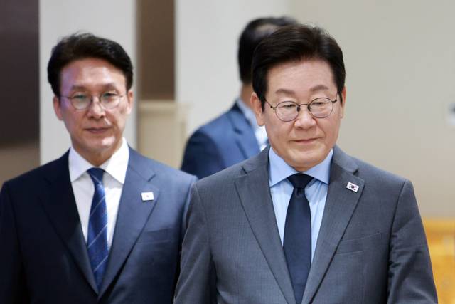 ▲ 이재명 대통령이 9일 서울 용산 대통령실 청사에서 열린 국무회의에 입장하고 있다. 왼쪽은 김민석 국무총리. 연합뉴스