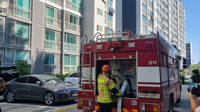 ▲ 강원소방본부(본부장 김승룡)가 10일 강릉 지역의 아파트에 급수 지원을 하고 있다. 강원소방본부 제공