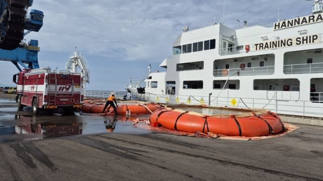 ▲ 강원소방본부(본부장 김승룡)가 10일 안인항에서 운반급수를 위해 취수하고 있다. 강원소방본부 제공