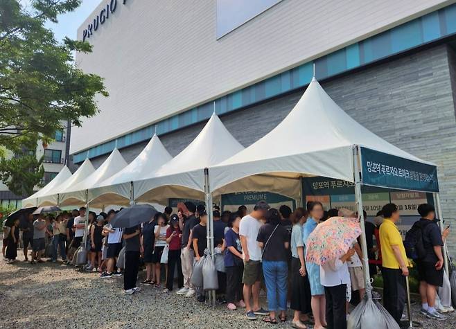 망포역푸르지오르마크 모델하우스에서 방문객들이 줄을 서서 입장을 기다리고 있다. 사진=대우건설
