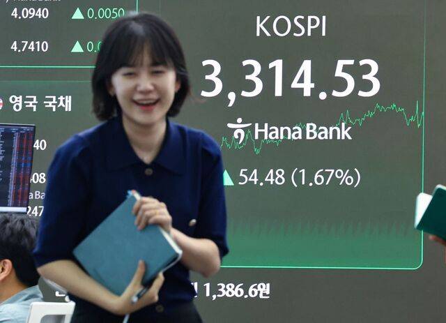 하나은행 직원이 10일 서울 중구 본점 딜링룸 현황판 앞을 지나고 있다. 이날 코스피는 전 거래일보다 1.67% 오른 3314.53에 장을 마감하며 역대 최고치를 갈아치웠다. 기존 최고점은 2021년 7월 6일의 3305.21이었다. 코스피를 산출하기 시작한 1980년 1월 4일 100으로 출발한 코스피가 45년 만에 새로운 역사를 썼다. 연합뉴스