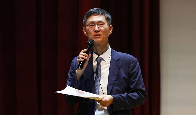 문형배 전 헌법재판소장 권한대행이 10일 서울 신수동 서강대학교 성이냐시오관 강당에서 ‘법률가의 길: 헌법소원과 민주주의’를 주제로 특별 강연을 하고 있다. 뉴시스