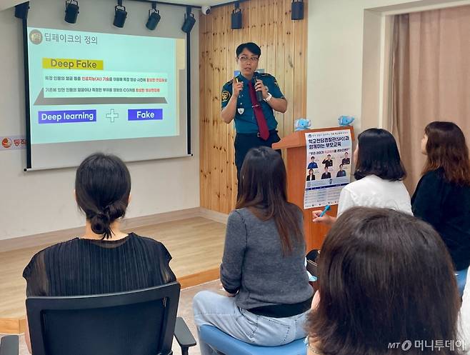 10일 오전 서울 동작구 동작청소년경찰학교에서 이백형 동작서 SPO 팀장이 딥페이크 예방 교육을 진행하고 있다./사진=이현수 기자.