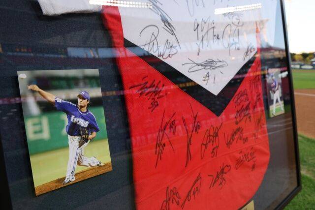 KIA가 오승환에게 선물한 기념액자/KIA 타이거즈