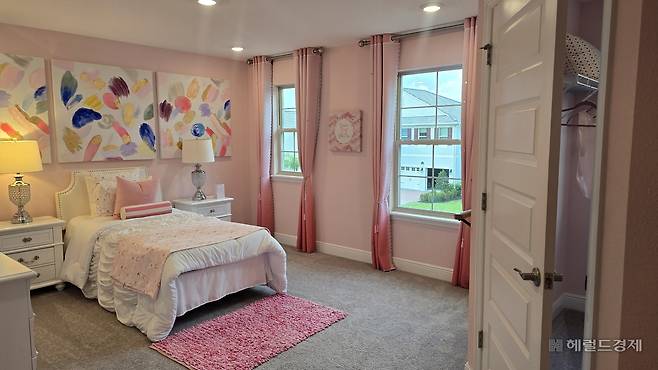 플로리다주 윈터가든시에 위치한 고급 주거단지 Waterleigh의 모델하우스 2층의 자녀 방 모습. 홍승희 기자