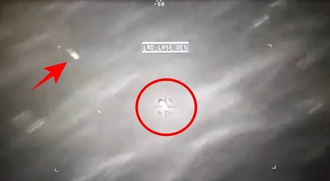 지난해 10월 예멘 상공에서 미국의 MQ-9 드론이 AGM-114 헬파이어 미사일로 추정되는 무기(왼쪽 화살표)를 미확인비행물체(중앙)에 발사하는 모습. 에릭 버리슨 미 하원의원 제공