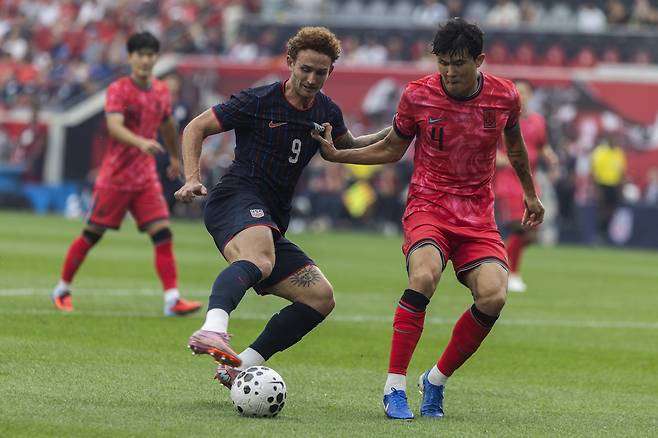 김민재가 지난 7일 미국 선수를 수비하고 있다. AP