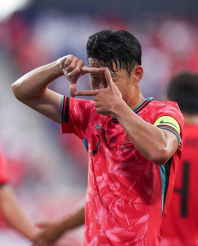 손흥민(가운데)이 7일 오전 6시(한국시간) 미국 뉴저지의 스포츠일러스트레이티드 스타디움에서 열린 미국과 A매치에서 선제골을 넣고 '찰칵' 세리머니하고 있다. /사진=대한축구협회(KFA) 공식 사회관계망서비스(SNS)