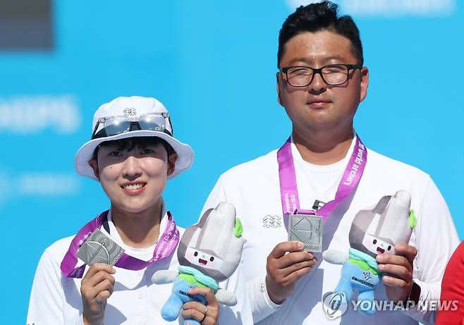 안산-김우진, 광주 세계양궁 혼성전 은메달 (광주=연합뉴스) 김성민 기자 = 10일 광주 동구 국립아시아문화전당 5·18민주광장에서 열린 2025 세계양궁선수권대회 혼성 단체전 결승 시상식에서 안산과 김우진이 은메달을 들어보이고 있다. 2025.9.10 ksm7976@yna.co.kr