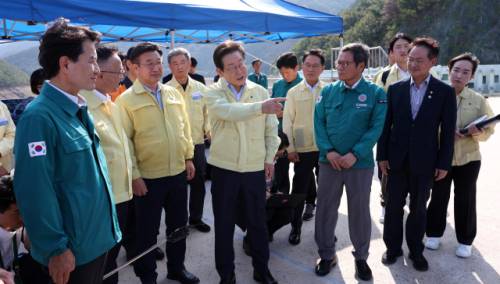 이재명 대통령이 30일 강원 강릉시 성산면 오봉저수지를 방문해 가뭄 대응 상황을 점검하고 있다. 연합뉴스