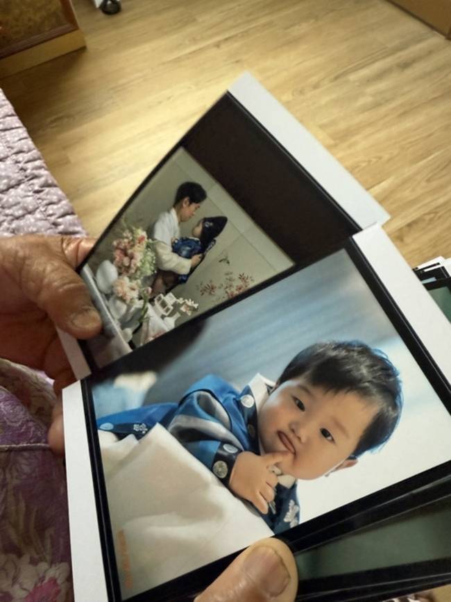 아침식사 후 매일 증손주 태빈의 돌잔치 사진을 보며 어쩜 저렇게 예쁠꼬~하시는 호랑님. /김윤지