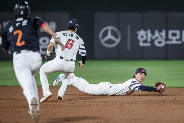 롯데 자이언츠 전민재가 지난 10일 부산 사직야구장에서 열린 2025 프로야구 한화 이글스전에서 2회 내야 땅볼을 넘어지면서 잡아내 2루로 던지고 있다. 롯데 자이언츠 제공