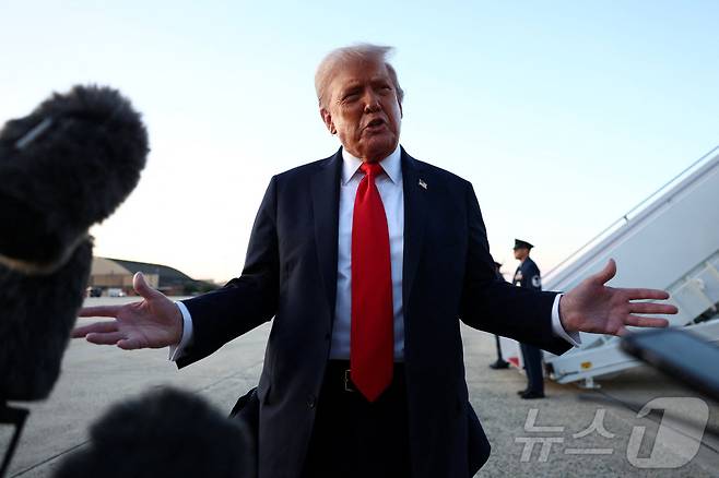 7์ผ(ํ์ง์๊ฐ) ๋๋๋ ํธ๋ผํ ๋ฏธ๊ตญ ๋ํต๋ น์ด ๋ฉ๋ฆด๋๋์ฃผ ์ค๋๋ฃจ์ค ํฉ๋๊ธฐ์ง์์ ์ทจ์ฌ์ง ์ง๋ฌธ์ ๋ตํ๊ณ ์๋ค. 2025.09.07 โ ๋ก์ดํฐ=๋ด์ค1 โ News1 ๊น์ง์ ๊ธฐ์