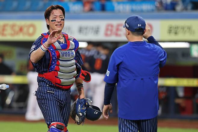 삼성 강민호(왼쪽)가 7일 대구삼성라이온즈파크에서 열린 2025 KBO리그 한화전 승리 후 박진만 감독과 하이파이브 하고 있다. 사진 | 삼성 라이온즈