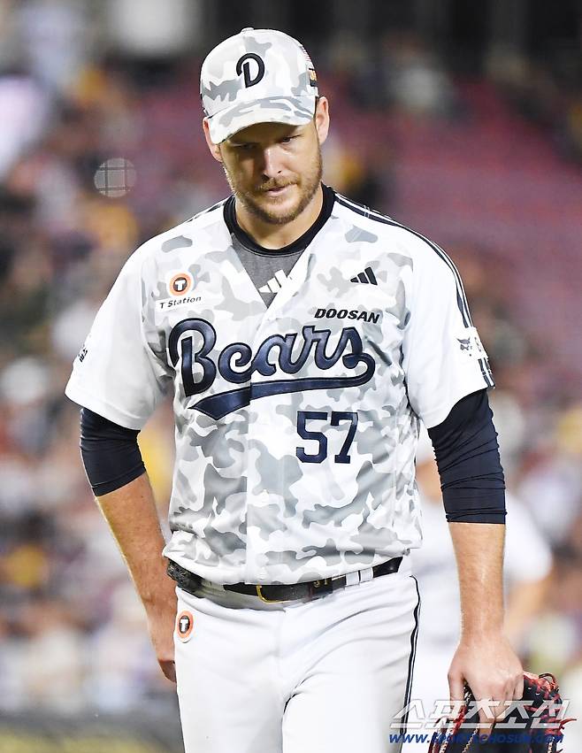 10일 서울 잠실구장에서 열린 LG-두산전. 콜어빈이 5회 동점을 허요한 후 강판되고 있다. 잠실=정재근 기자 cjg@sportschosun.com/2025.9.10/