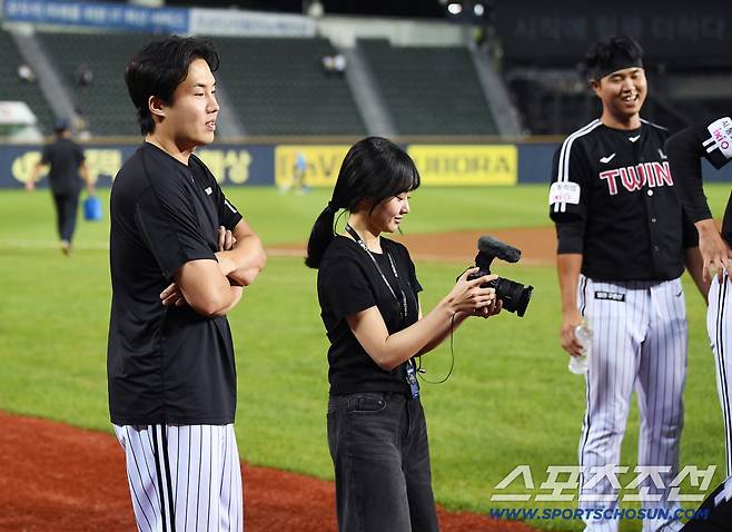 팔짱 낀 임찬규의 시선이 손주영의 발로 향했다.
