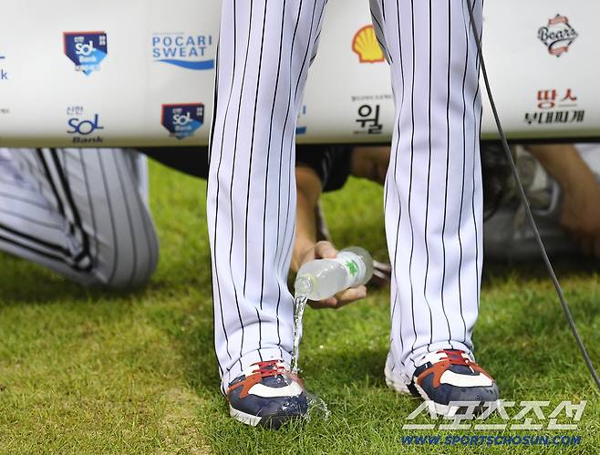 인터뷰 중인 손주영의 발에 물을 쪼로록...