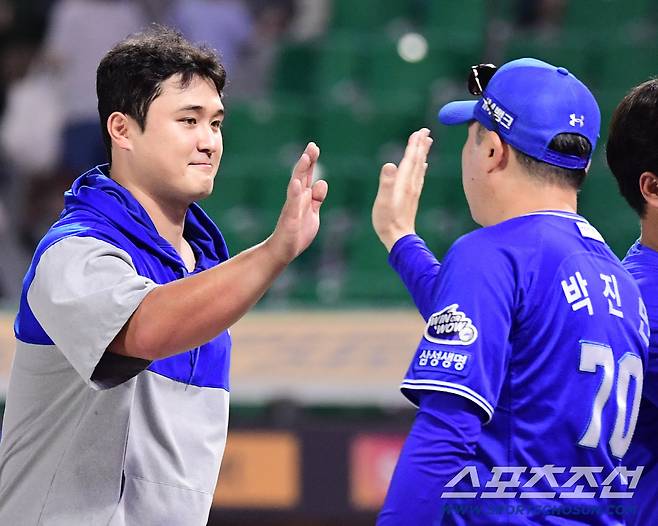 경기 종료 후 최원태와 하이파이브를 나누고 있는 박진만 감독.
