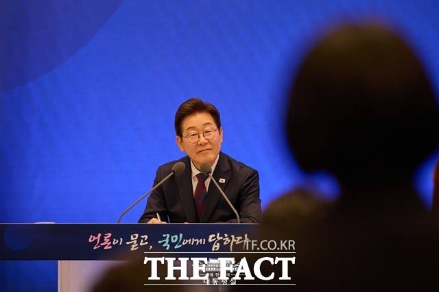 이재명 대통령이 7월 3일 오전 청와대 영빈관에서 열린 '대통령의 30일, 언론이 묻고 국민에게 답하다' 기자회견에서 기자의 질문을 듣고 있다. /대통령실