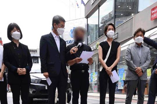 2019년 8월 19일 충북 청주시 성안길에서 열린 '오창 여중생 사망 100일 추모제'에서 피해 여중생 아버지가 호소문을 읽고 있다. 연합뉴스