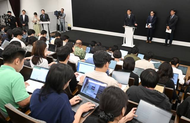 KT 주요 경영진들이 11일 서울 종로구 KT 광화문빌딩 웨스트 사옥에서 열린 소액결제 피해 관련 기자 브리핑에서 질의응답을 하고 있다. 박동욱기자 fufus@