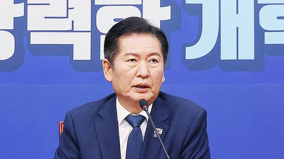 정청래 더불어민주당 대표(가운데)가 10일 국회에서 열린 최고위원회의에서 발언하고 있다. 임현동 기자