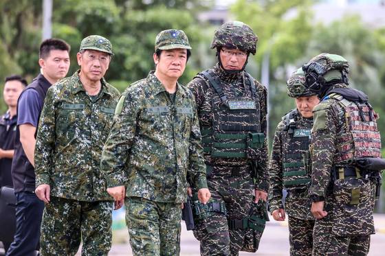 라이칭더 대만 총통(가운데)이 2025년 7월 14일 대만 가오슝에서 열린 한광 군사훈련의 일환으로 해군 기뢰 부설 훈련을 참관하고 있다. AFP=연합뉴스