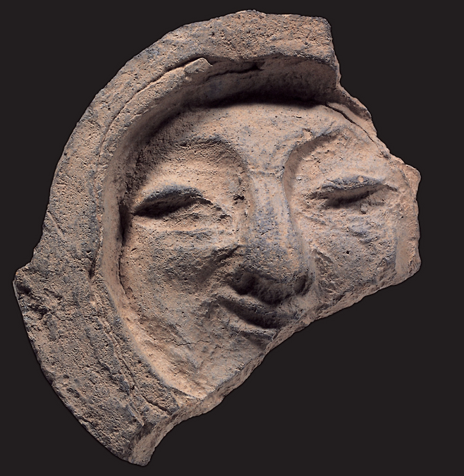 보물 제2010호 얼굴무늬 수막새. 국립경주박물관 소장