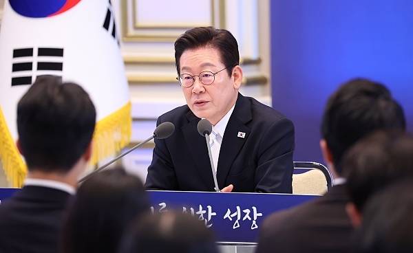 이재명 대통령이 11일 청와대 영빈관에서 '회복을 위한 100일, 미래를 위한 성장'을 주제로 취임 100일 기자회견을 하고 있다. 연합뉴스