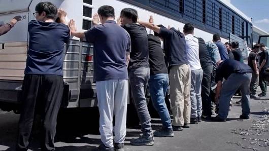 미국 조지아주(州) 한국 기업 공장에서 지난 4일(현지시간) 한국인 근로자들이 미국 이민세관단속국에 체포되던 모습. 근로자들 뒤로 수갑과 쇠줄로 된 포승줄이 바닥이 놓여 있다./사진=로이터=뉴스1