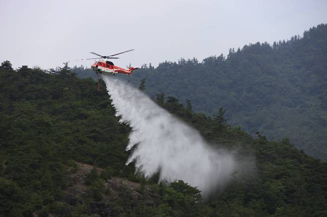 KAI가 산림청과 1312억원 규모의 수리온 기반 산불 진화용 헬기 4대 공급 계약을 맺었다. 사진은 산불진화 훈련 중인 산림청 수리온 헬기. /사진=KAI
