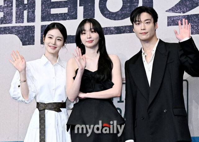 배우 신예은, 김다미, 허남준(왼쪽부터)이 11일 오후 서울 신도림 더링크호텔에서 진행된 JTBC 토일드라마 '백번의 추억' (극본 양의승 김보람, 연출 김상호) 제작발표회에서 포토타임을 갖고 있다'백번의 추억'은 1980년대를 배경으로 100번 버스 안내양 영례(김다미 분)와 종희(신예은 분)의 빛나는 우정, 그리고 두 친구의 운명적 남자 재필(허남준 분)을 둘러싼 애틋한 첫사랑을 그린 뉴트로 청춘 멜로 드라마다. 9월 13일 첫 방송 예정.