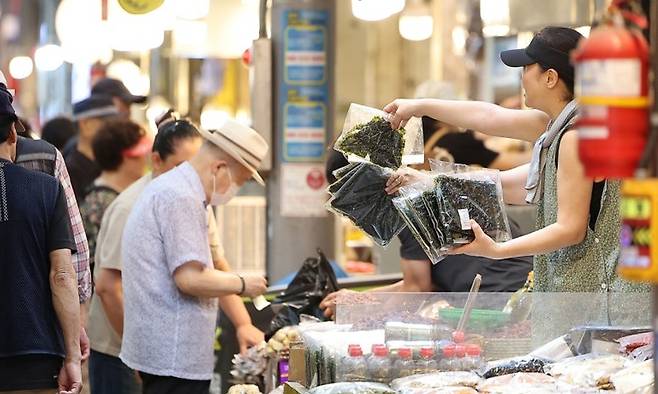 서울 시내 한 전통시장에서 물건을 판매하는 상인들. 뉴스1