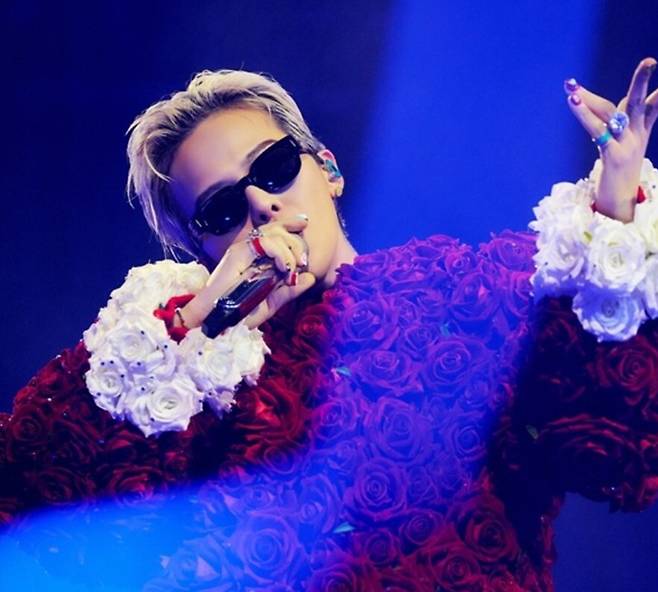 지드래곤이 월드투어에 '숨은 영웅들'을 초청했다. 갤럭시코퍼레이션 제공