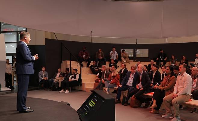 악셀 마슈카(왼쪽) 현대모비스 영업부문장 부사장이 지난 9일(현지시간) 독일 뮌헨에서 열린 ‘IAA 모빌리티 2025’에서 발표하고 있다. 현대모비스 제공