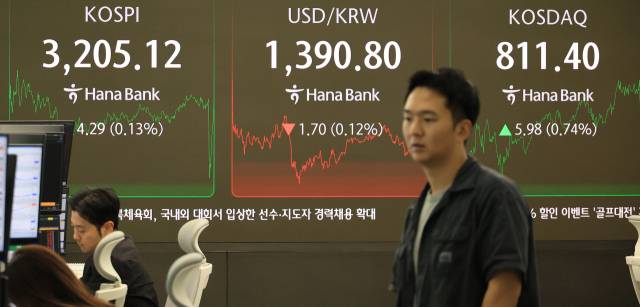 5일 서울 중구 하나은행 딜링룸에서 직원들이 증시와 환율을 모니터하고 있다. 연합뉴스