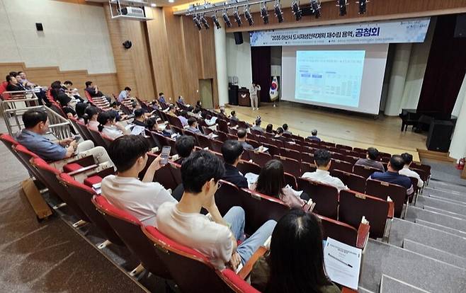 9일 청소년교육문화센터에서 '2035 도시재생전략계획' 공청회 개최를 열고 주민과 전문가 의견을 수렴했다. ⓒ아산시 제공