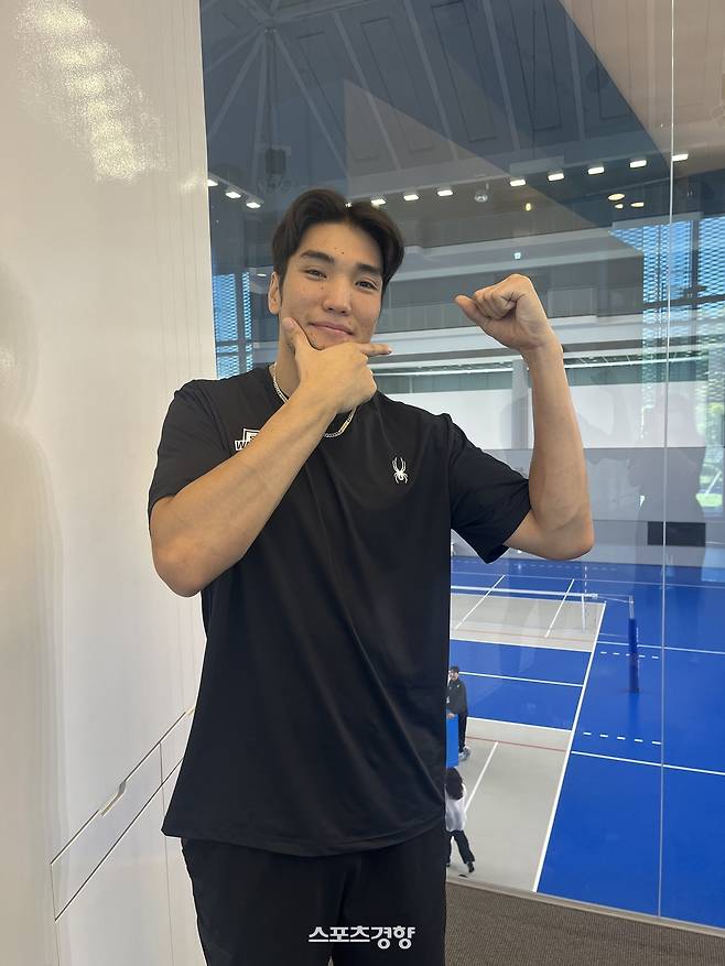 현대캐피탈 아시아 쿼터 바야르사이한이 천안 캐슬 오브 스카이워커스에서 인터뷰를 한 뒤 포즈를 취하고 있다. 천안 | 김하진 기자