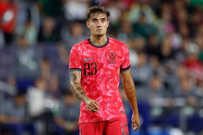 독일-한국 혼혈로 한국 축구 국가대표팀을 선택한 옌스 카스트로프를 향해 독일 언론이 악담을 퍼부었다. 머나먼 한국에서 뛰게 된 카스트로프가 독일에 있는 소속팀 보루시아 묀헨글라트바흐에서는 주전 경쟁에 어려움을 겪을 수 있다는 분석을 내놨다. 연합뉴스