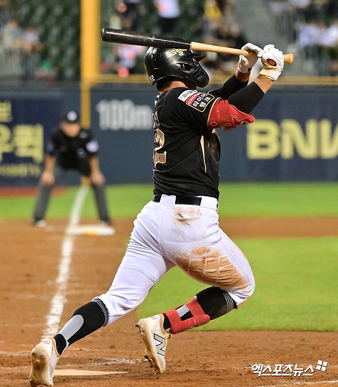 11일 오후 서울 송파구 잠실야구장에서 열린 '2025 신한 SOL Bank KBO리그' KT 위즈와 LG 트윈스의 경기, 8회초 1사 1,2루 KT 권동진이 2타점 3루타를 날리고 있다. 잠실, 김한준 기자