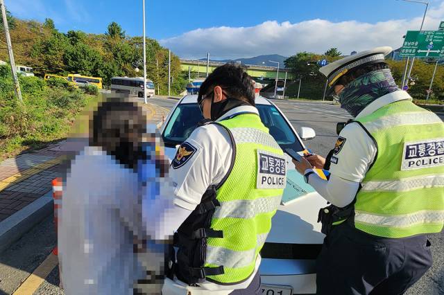 11일 오전 7시께 창원시 진해구 남양동 마천공단 앞 사거리에서 경찰이 운전자의 혈중알코올농도를 측정하고 있다.