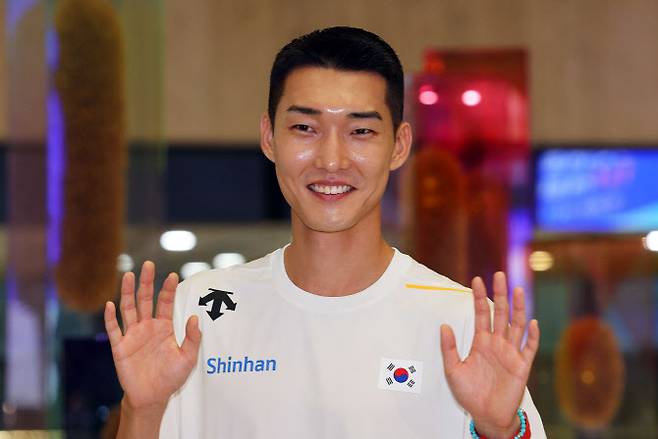 세계적인 점퍼 우상혁이 지난 10일 오전 김포국제공항에서 출국에 앞서 포즈를 취하고 있다. 우상혁은 오는 13일 개막하는 도쿄 세계육상선수권 대회에 출전한다. 사진=연합뉴스