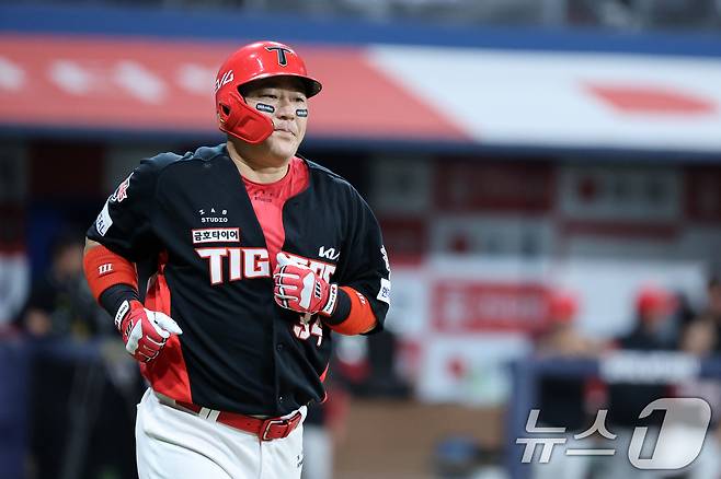24일 오후 서울 구로구 고척스카이돔에서 열린 프로야구 '2025 신한 SOL뱅크 KBO 리그' KIA와 키움의 경기, 5회초 KIA 공격 선두타자 최형우가 볼넷으로 출루하고 있다. 2025.6.24/뉴스1 ⓒ News1 이승배 기자