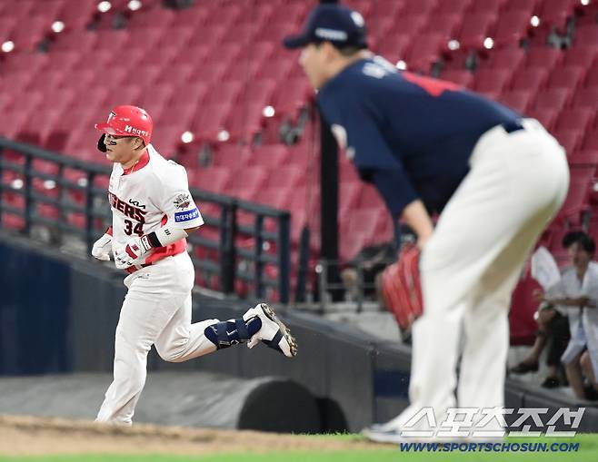 11일 광주 기아챔피언스필드에서 열린 KIA와 롯데의 경기. 4회 롯데 나균안 상대 동점 3점 홈런을 날린 KIA 최형우. 최형우 뒤로 가득 찼어야 할 관중석이 텅 비어 있다. 광주=송정헌 기자songs@sportschosun.com/2025.09.11/