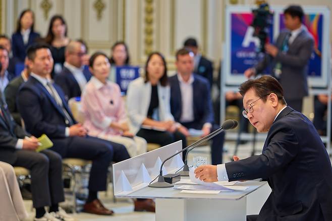 이재명 대통령이 11일 청와대 영빈관에서 열린 취임 100일 기자회견을 하고 있다./대통령실