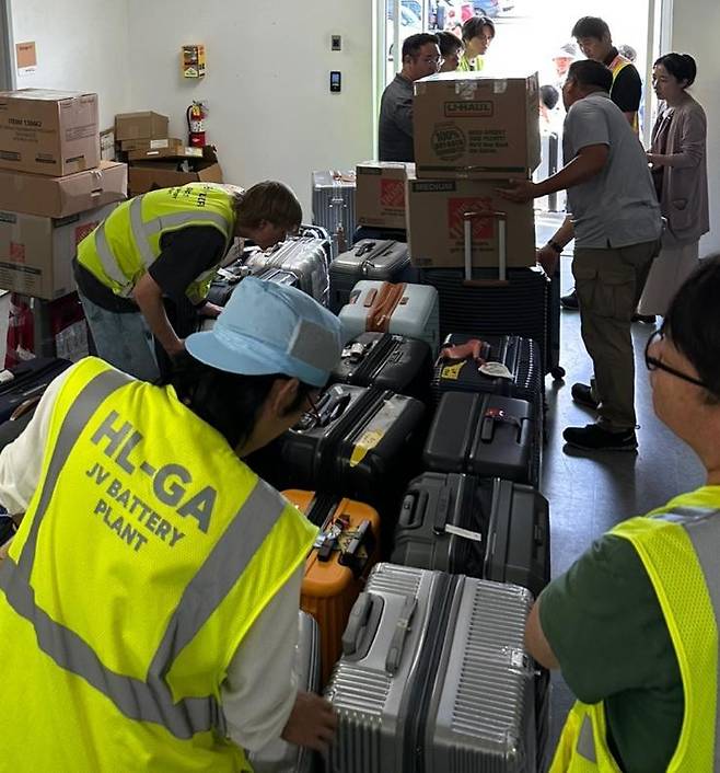 미국에 남은 직원들은 귀국한 동료들의 짐을 부치기 위해 포장하고 있다. LG에너지솔루션 제공