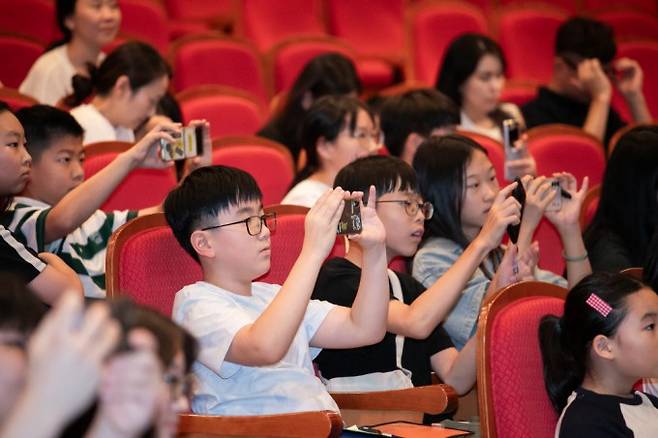 강연에 집중하는 어린이 우주 기자단의 모습. 스튜디오 51 제공