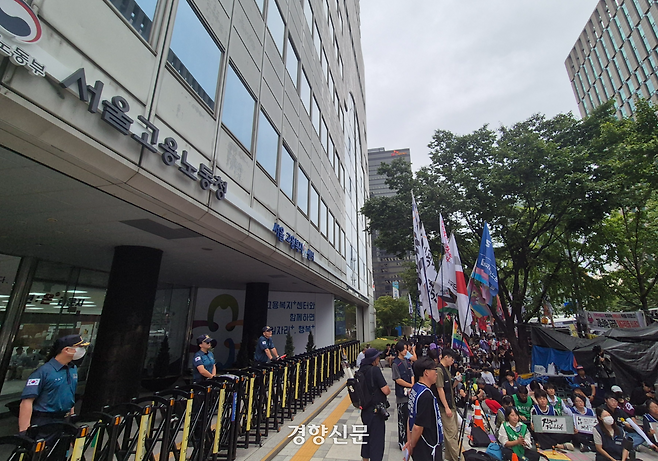 세종호텔 정리해고 철회를 위한 공동대책위원회가 12일 세종호텔 노조와 사측 간 교섭이 진행되고 있는 서울 중구 서울고용노동청 앞에서 ‘세종호텔 투쟁 승리 결의대회’을 진행하고 있다. 김태욱 기자