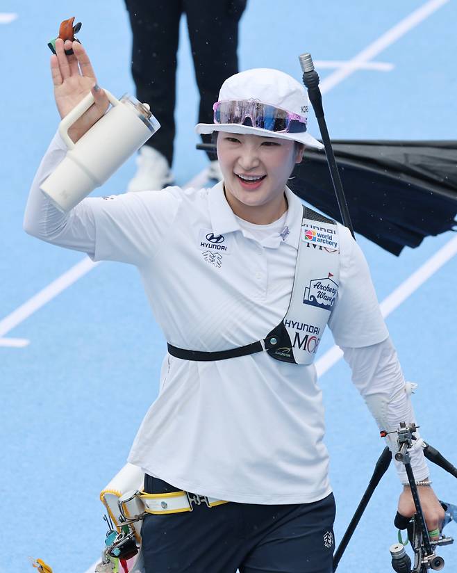12일 광주 동구 국립아시아문화전당 5·18민주광장에서 열린 2025 세계양궁선수권대회 리커브 여자 개인전 8강에서 강채영이 기뻐하고 있다. 연합뉴스
