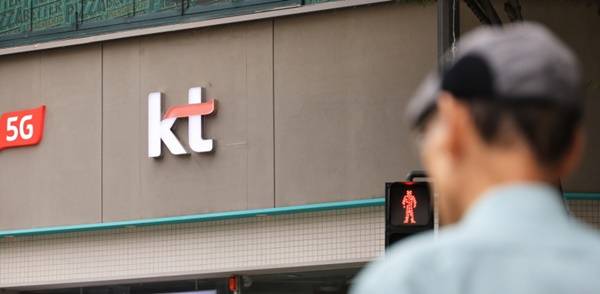 9일 한 시민이 서울 KT 판매점 앞을 지나고 있다. 연합뉴스